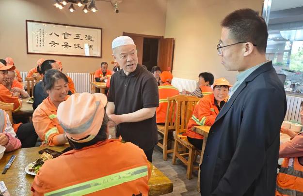 “一碗泡馍，一份敬意”：建基泡馍长安区五台店与保洁员同过“暖心”劳动节